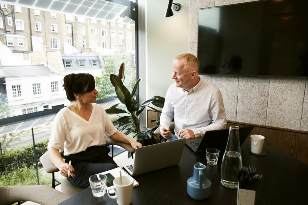 To personer arbejder sammen på kontor
