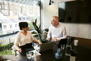 To personer arbejder sammen på kontor